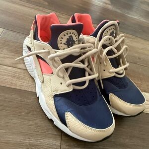Woman’s Nike huarache, size 9.5, good condition